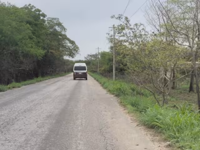 Pasajeros de una combi roja con blanco fueron asaltados por dos hombres armados