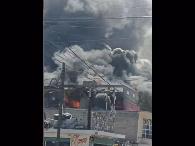 De acuerdo con reportes preliminares, el incendio se originó en una fábrica de colchones