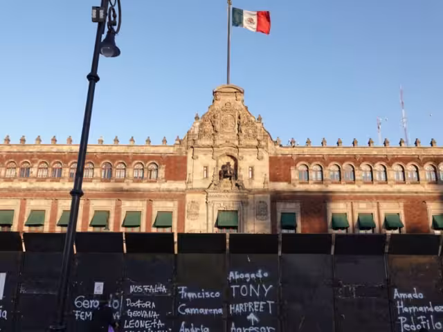 La presidenta Claudia Sheinbaum enfatizó que la instalación de vallas en Palacio Nacional, responde a la necesidad de prevenir riesgos