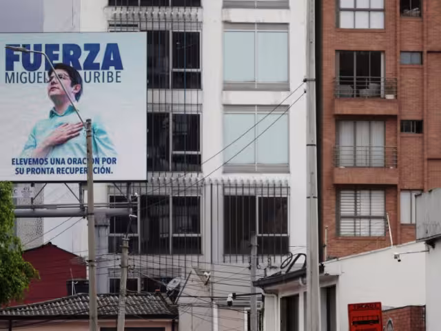 Nacido en Bogotá en 1986, Uribe Turbay provenía de una familia con fuerte tradición política