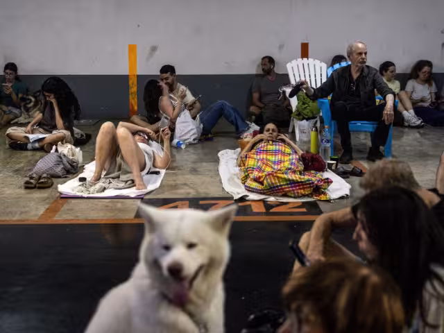 Ciudadanos israelíes se resguardan en un refugio ante los constantes ataques iraníes de las últimas horas
