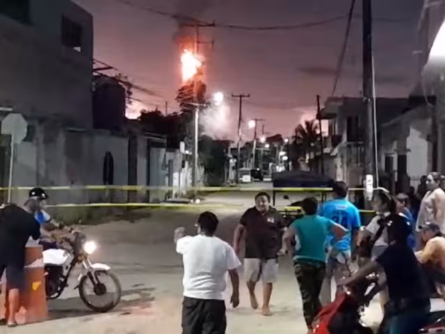 Vecinos habían reportado una primera explosión del transformador a la CFE a las 4:30 de la madrugada del lunes.