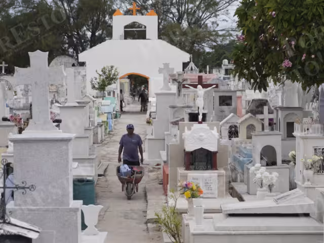 En los cementerios de San Francisco de Campeche, el oficio de sepulturero sigue vivo pese al paso del tiempo.