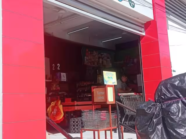 Jennifer Hernández denunció en redes sociales el maltrato recibido por un cajero en una tienda de abarrotes