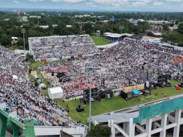 La imagen muestra el Estadio Olímpico de Tapachula colmado y el templete al centro del campo