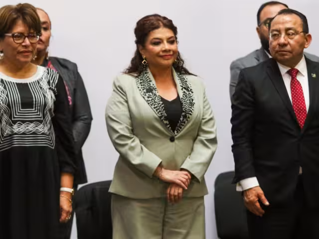 Clara Brugada Molina, jefa de Gobierno de la CDMX (centro)