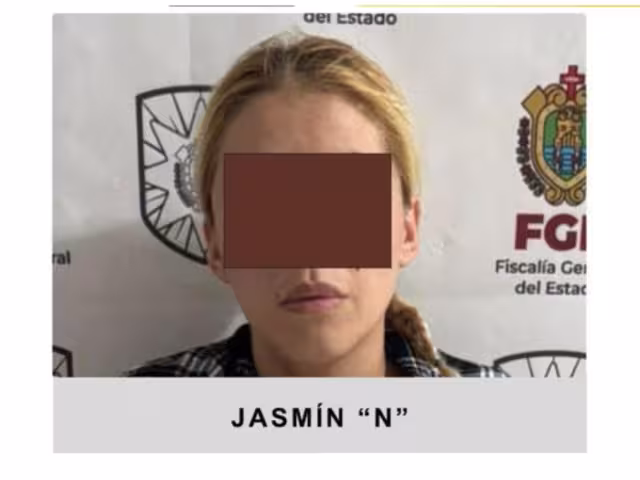 La agresora fue detenida en calles del puerto de Veracruz por elementos de la Fiscalía General del Estado.