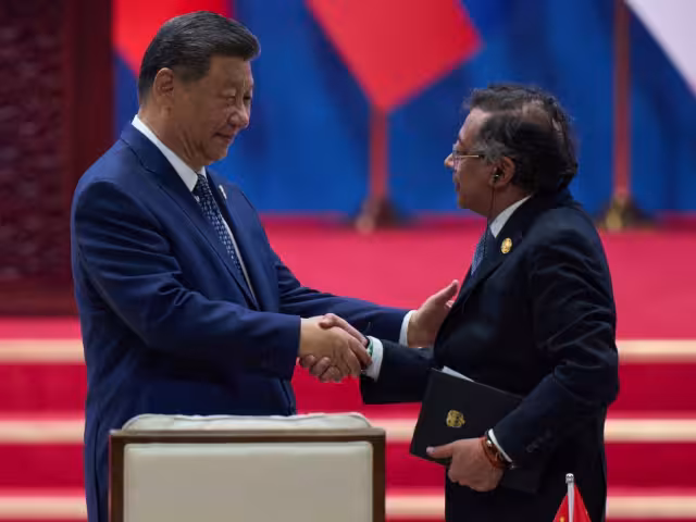 Presidentes Xi Jinping de China y Gustavo Petro de Colombia