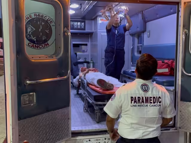 Paramédicos trasladaron al hospital al hombre en Cancún
