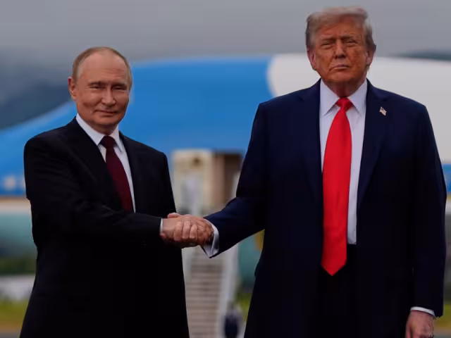 Donald Trump aplaudió brevemente antes de estrechar la mano de Putin e intercambiar unas palabras inaudibles para la prensa