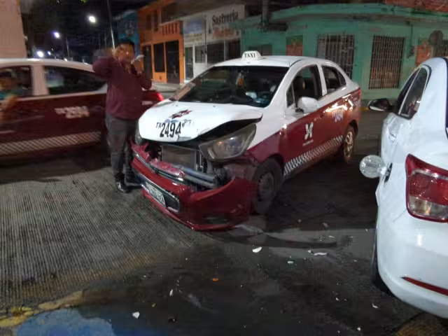 Fuerte choque entre taxi y auto particular en la colonia Cuauhtémoc deja cuantiosos daños materiales