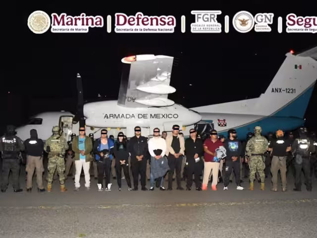 Durante los cateos, también se aseguraron armas largas, municiones y equipo táctico