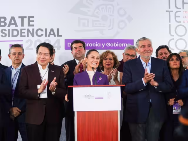 Militantes de Morena, PT y PVEM acompañan a Claudia Sheinbaum en el Tercer Debate Presidencial