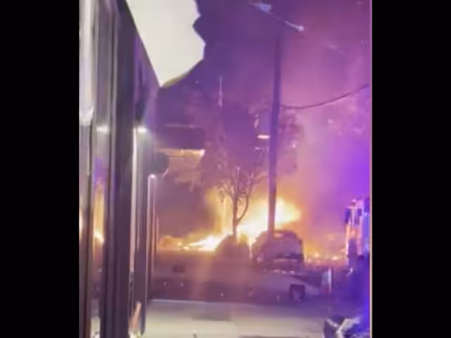 Tras el estallido, los servicios de emergencia acordonaron el área para evitar nuevos incidentes