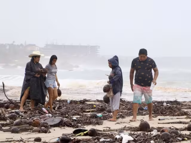 Aunque Erick comenzó a debilitarse desde su ingreso al territorio oaxaqueño, las bandas nubosas siguen generando lluvias torrenciales