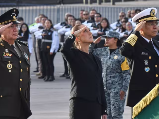 El acto inició a las 7:15 horas con el izamiento de la bandera nacional a media asta