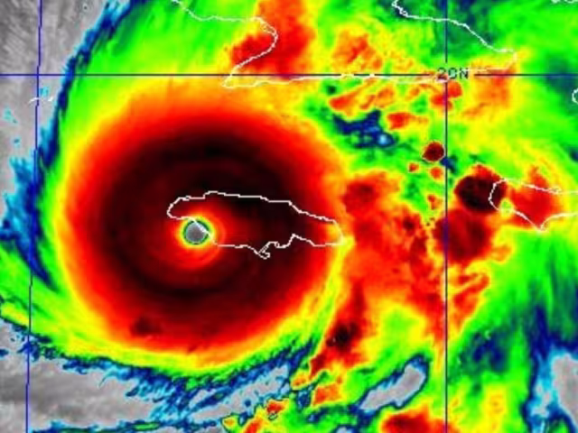 Huracán Melissa deja severos daños en Cuba, pega como categoría 3, y se dirige a Las Bahamas