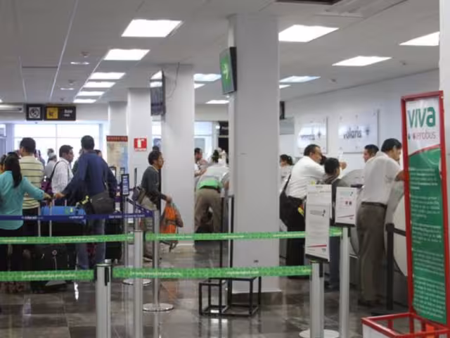 Genera retrasos en vuelos nacionales presencia de mal tiempo en Quintana Roo