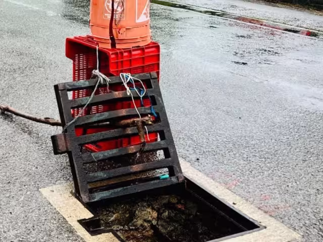 Reportan alcantarilla abierta en calles de Chetumal