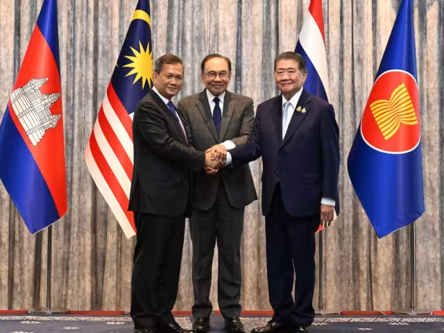 Anwar Ibrahim, primer ministro de Malasia (centro),  Hun Manet, primer ministro de Camboya (izquierda) y Phumtham Wechayachai, primer ministro interino de Tailandia (derecha)