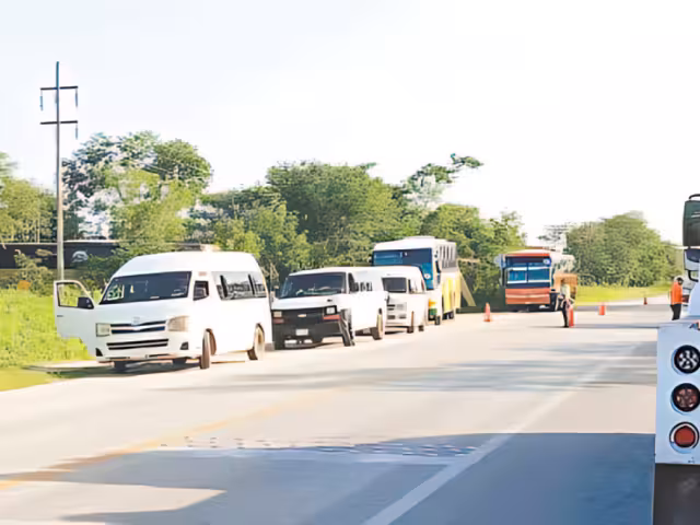 El Instituto Estatal de Transporte de Campeche realizó un operativo sorpresa contra taxis 'piratas' en la carretera Mérida-Campeche.
