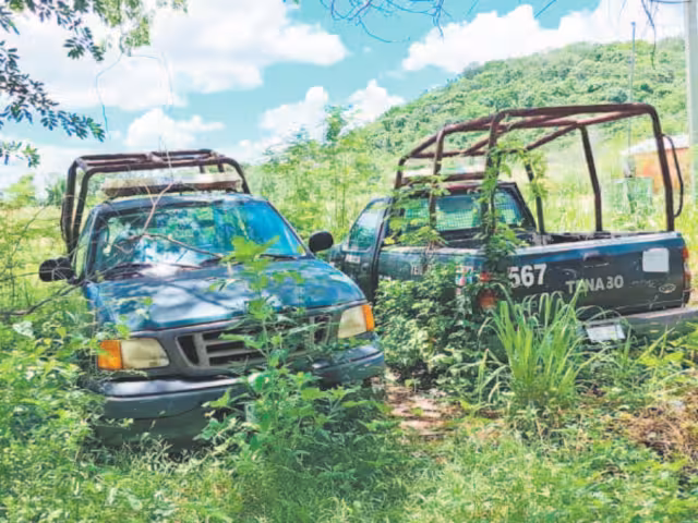 Las dos patrullas se pudren entre la maleza y no hay anuncios de su reactivación.