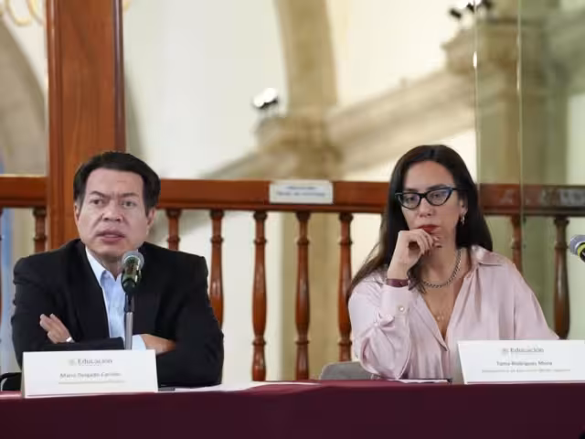 Mario Delgado Carrillo, secretario de Educación Pública (izquierda)