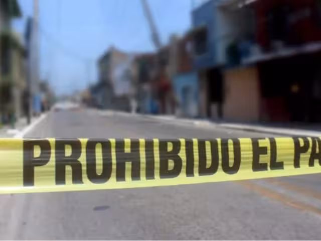 Testigos afirmaron que el niño era alimentado en el suelo, golpeado frecuentemente y bañado con agua fría en un lavadero