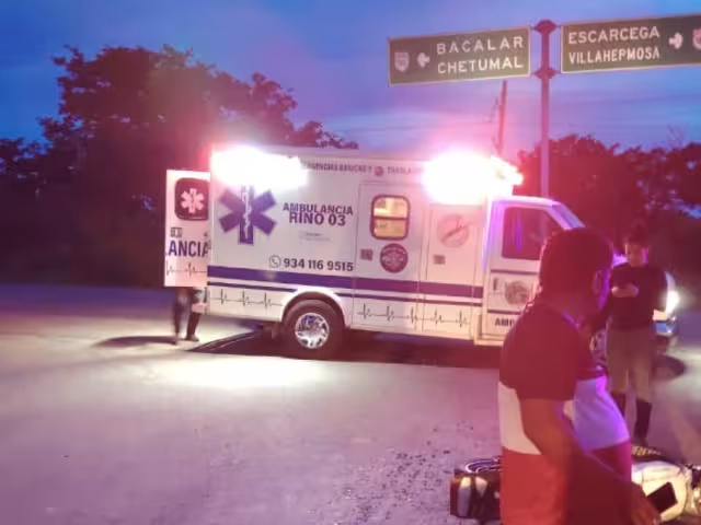 Auxilian a adulto mayor en Ribera del Río Hondo; el abuelito quedó inconsciente tras un percance vial