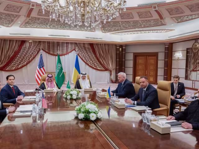 Mientras las negociaciones avanzan, Ucrania lanzó este martes el mayor ataque con drones contra Rusia