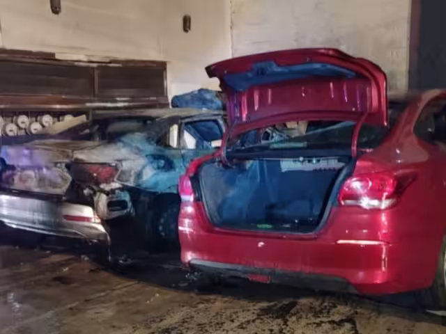 Incendio reduce a cenizas dos vehículos en Chetumal