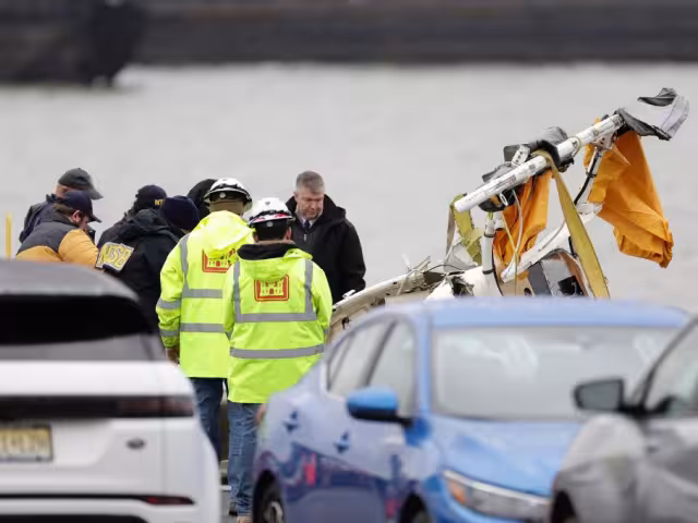 La FAA comunicó que realizará una revisión completa de la licencia y del historial de seguridad del operador turístico.