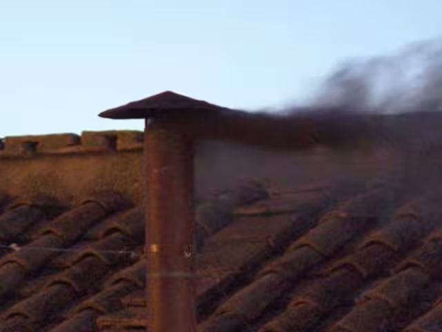 El humo oscuro, símbolo de desacuerdo, se elevó sobre el cielo de Roma