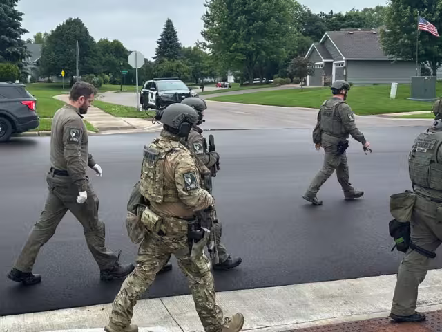 El sospechoso del asesinato de la legisladora Melissa Hortman continúa prófugo y es considerado altamente peligroso