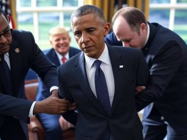 La escena ficticia muestra al exmandatario sometido por elementos de seguridad