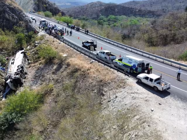 El autobús accidentado transportaba a simpatizantes de Morena, quienes regresaban de la asamblea encabezada por la pfresidenta Sheinbaum en el Zócalo