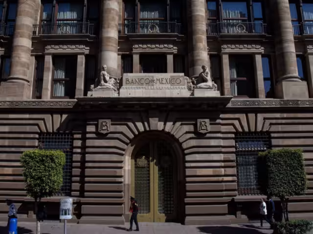 Banxico advierte que los cambios en la política económica de la nueva administración estadounidense han añadido incertidumbre a las previsiones