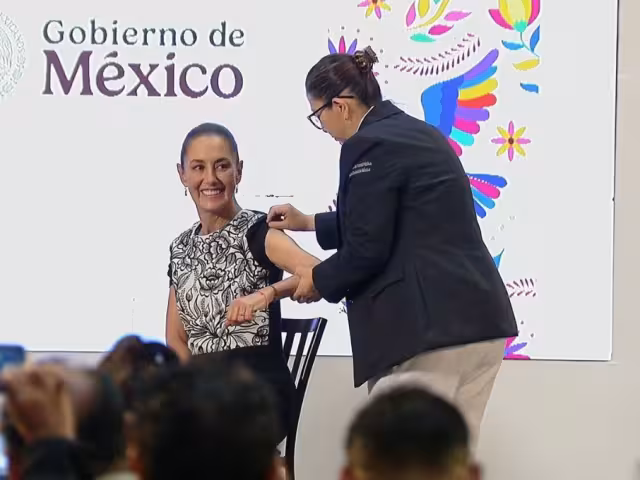 La presidenta de México, Claudia Sheinbaum Pardo recibió la vacuna contra influenza, como parte de la Campaña Nacional de Vacunación