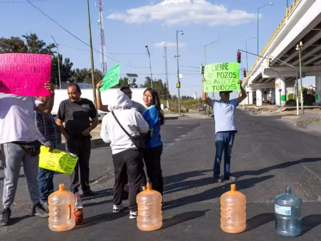 El cierre de ambos sentidos de la autopista produce efectos en cadena
