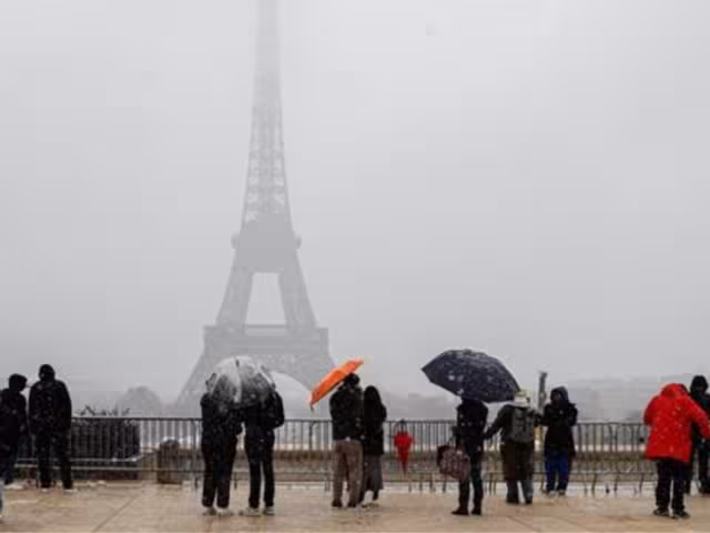 El temporal Caetano provoca nieve y hielo que bloquean carreteras y paralizan trenes y vuelos en el norte de Francia