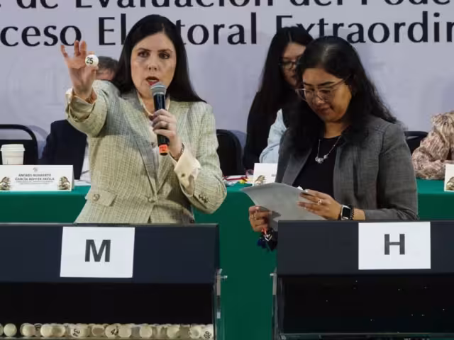 La sesión se llevó a cabo en la Casona de Xicoténcatl, con la presencia de un notario público