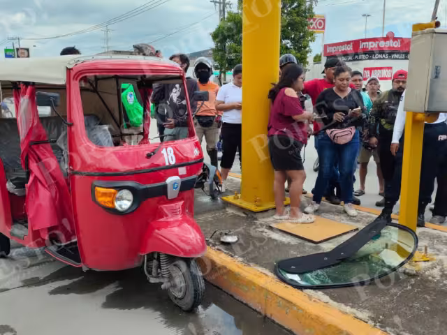 Un motociclista resultó con graves fracturas tras chocar contra un pochimóvil en el fraccionamiento Isla del Carmen 2000.