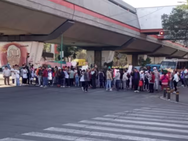 El Movimiento Plural de Comerciantes de Mercados Públicos de la CDMX organizó la movilización