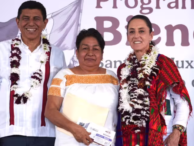 Salomón Jara Cruz, gobernador de Oaxaca acompañando a la Presidenta Claudia Sheinbaum