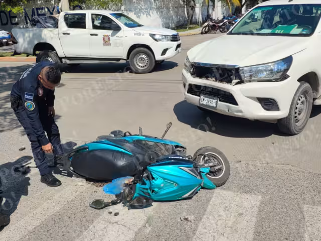 Grave motociclista al ser embestido por camioneta en el puerto pesquero industrial