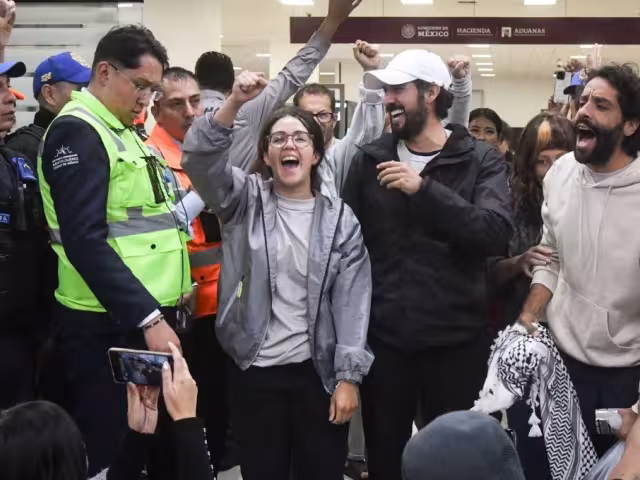 Arlín Medrano (centro) respondió señalando que nunca ha tenido visa y que no la necesita