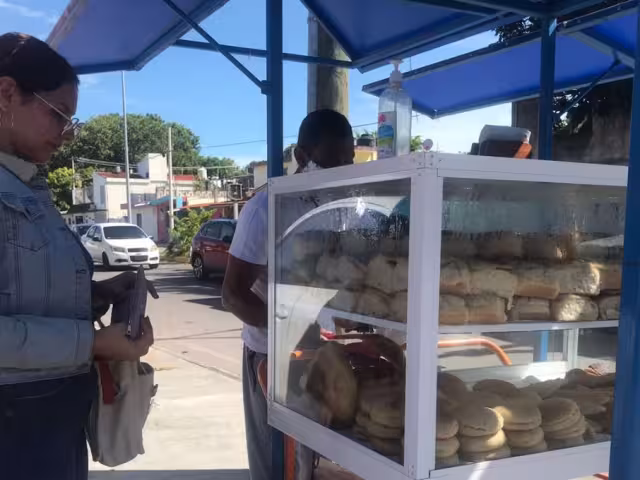 Osvaldo Ayala representa la tercera generación de vendedores de pan de levadura en Chetumal, tras más de 50 años de la llegada de su familia a la ciudad