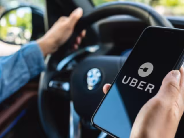 El tema ha generado tensiones entre permisionarios de taxis del Aeropuerto Internacional de la Ciudad de México (AICM) y las autoridades