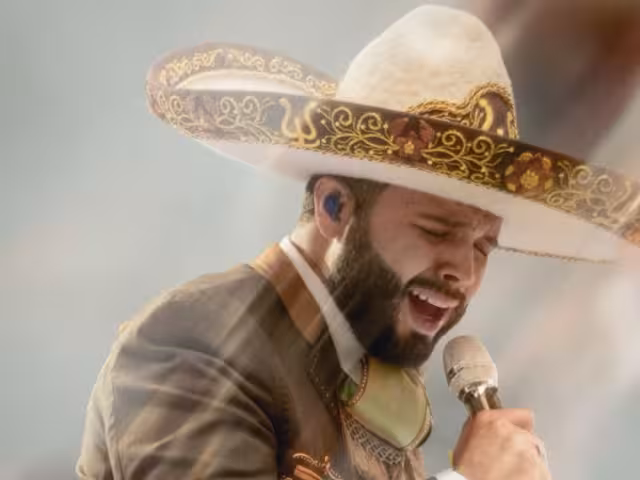 Leonardo Aguilar hace broma sobre Emiliano Aguilar en pleno concierto