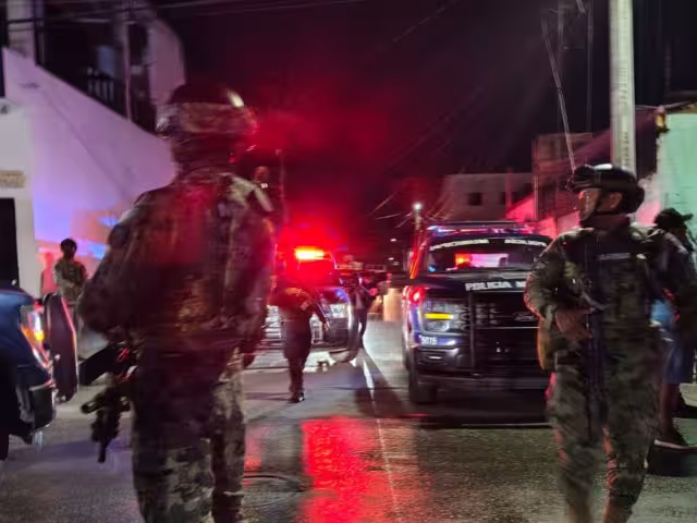 Desconocidos realizan ataque contra un bar en Cancún, hay un carro quemado